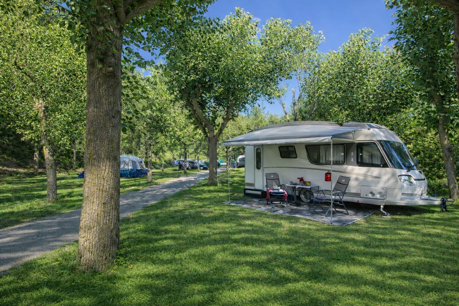 Parcel·la per autocaravanes al Camping Voraparc, amb espais amplis, ombra natural i un entorn tranquil als Pirineus.