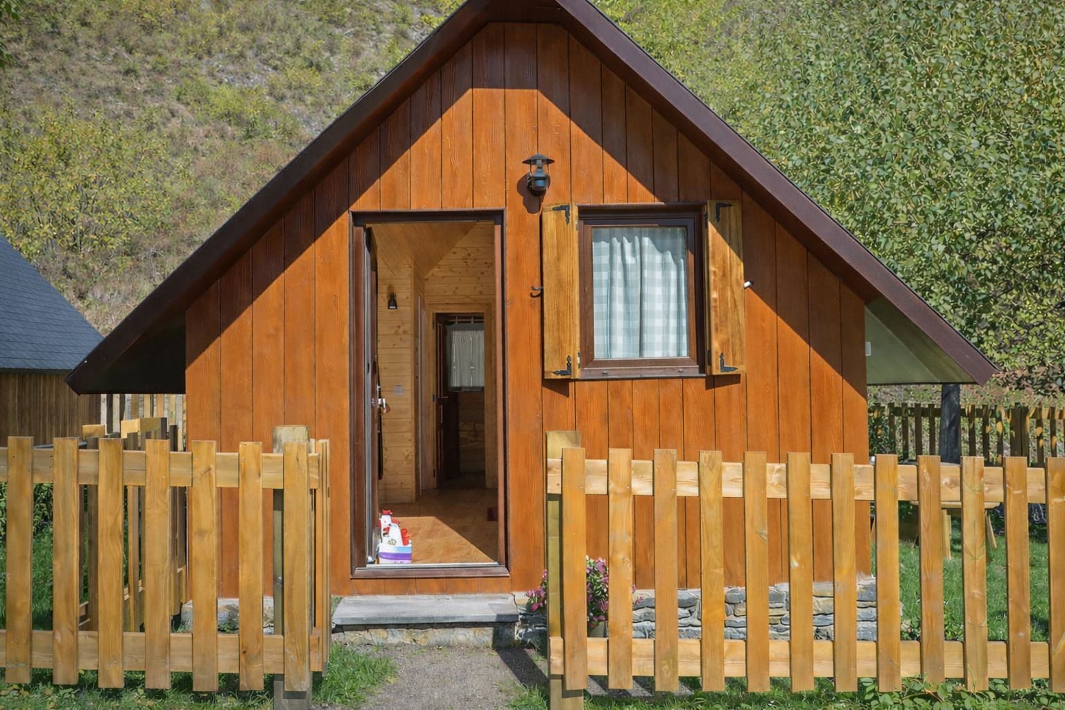 Cabanya glamping de fusta del Camping Voraparc, perfecta per gaudir d’una estada còmoda i envoltada de natura als Pirineus.