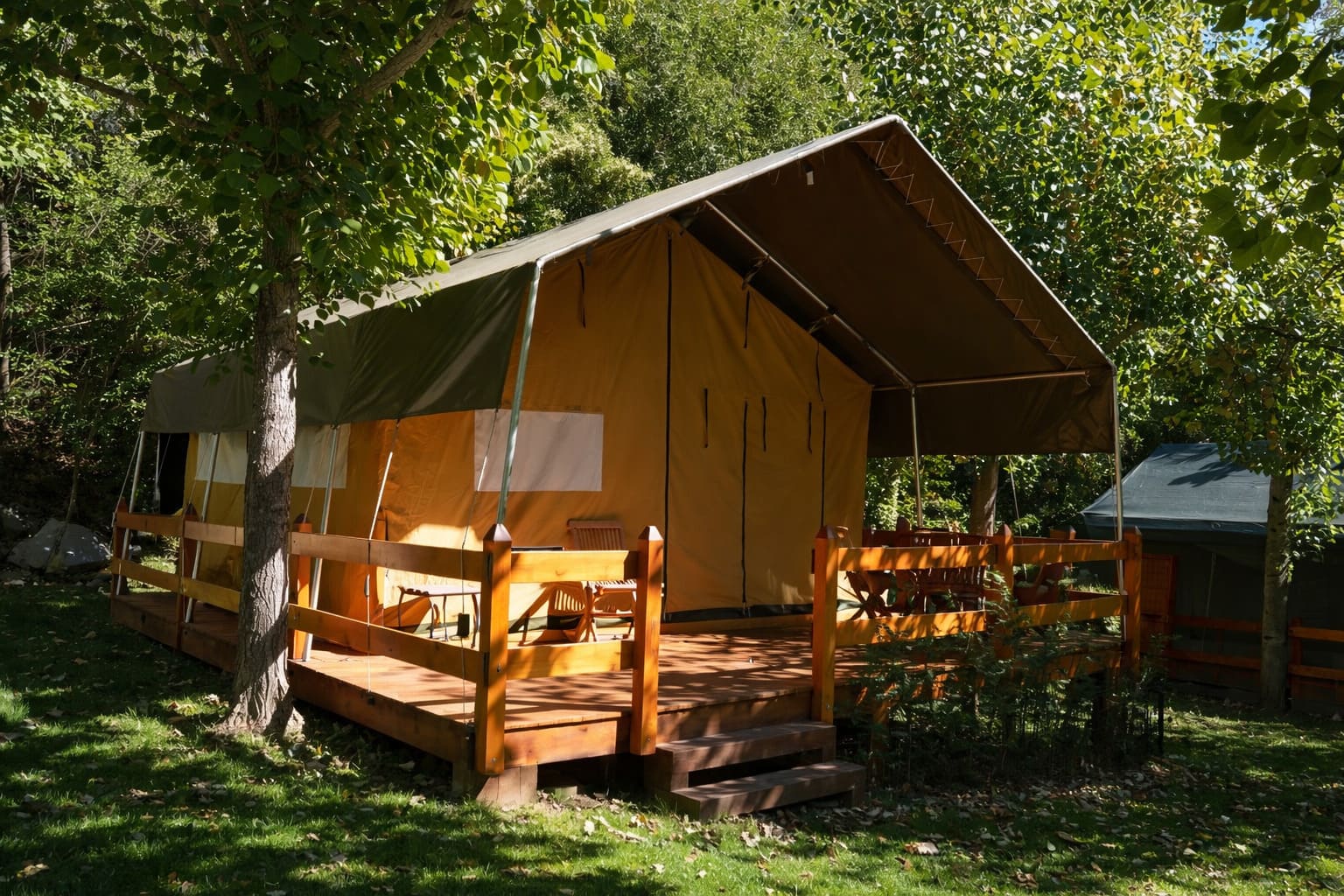 Tenda glamping equipada amb terrassa privada i espai exterior, ideal per viure una experiència de càmping amb totes les comoditats.