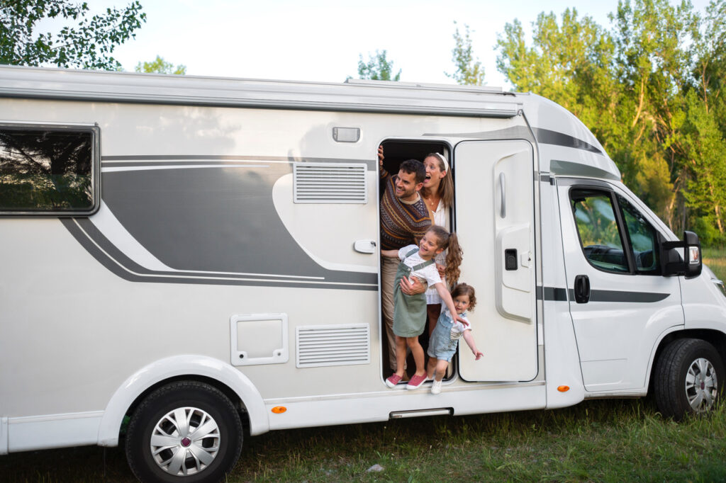 Familia a la porta de una  autocaravana Camping Voraparc