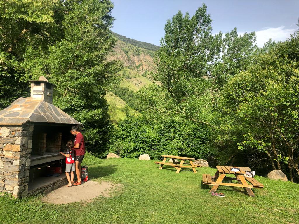 Barbacoa camping vora parc